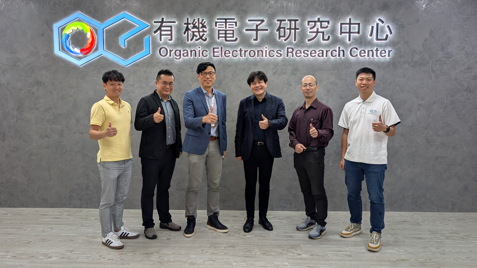 【Exchange&Visit】2025/12/17 We warmly welcome Associate Professor LEE Chengkuo from the National University of Singapore to our Organic Electronics Research Center for international academic exchange.Image